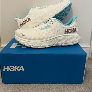 Hoka Arahi 7 Frost / Rose Gold Size 8.5 Women’s BRAND NEW